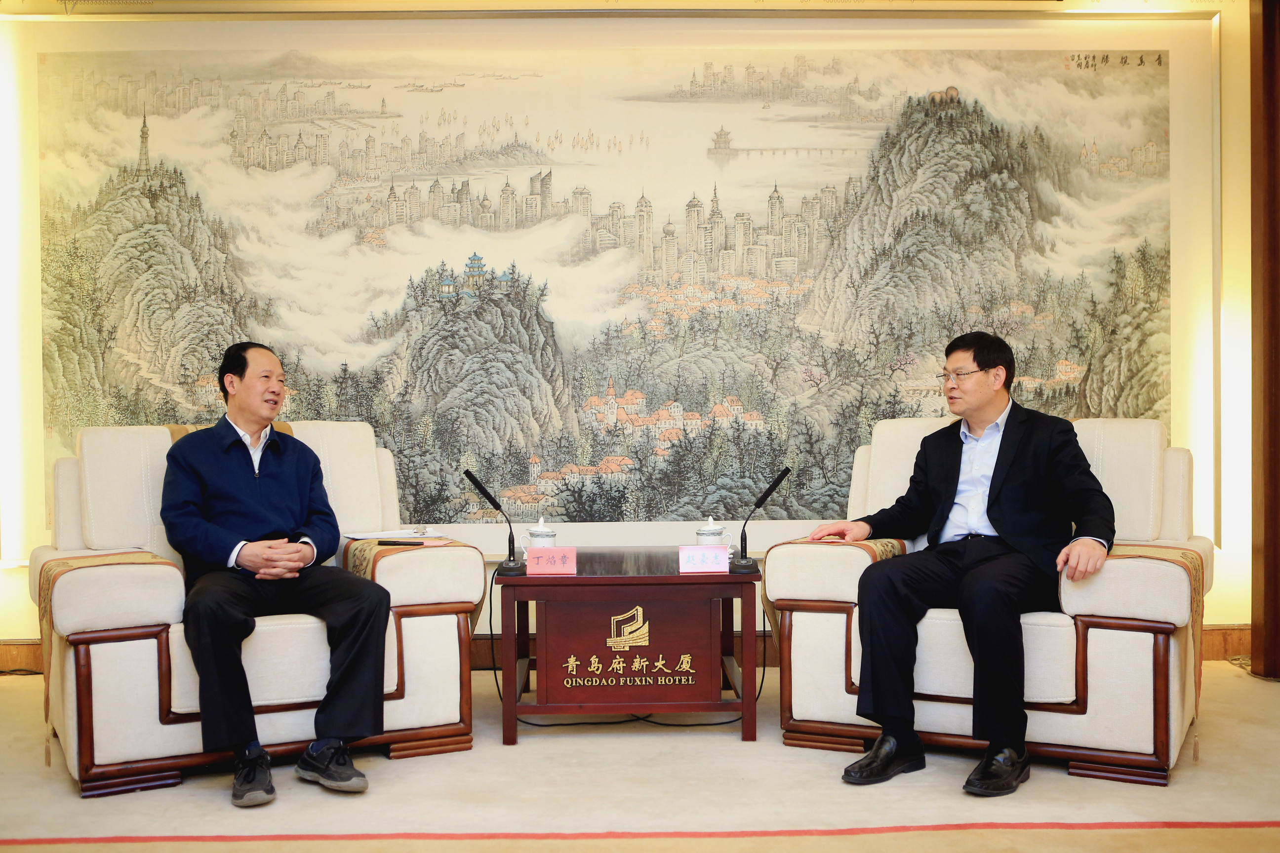 青岛市政府秘书长孙继,相关厅局负责人;公司总经济师刘明江,北方区域
